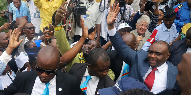 Jean-Pierre Bemba winkt der ihn umgebenden Masse zu Jean-Pierre Bemba winkt der ihn umgebenden Masse zu
