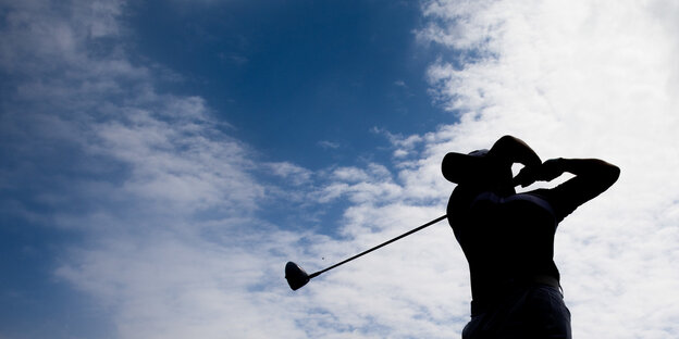 Golfspieler beim Schlag im Gegenlicht Golfspieler beim Schlag im Gegenlicht
