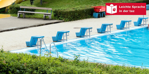 Ein Freibad mit hellblauem Wasser Ein Freibad mit hellblauem Wasser