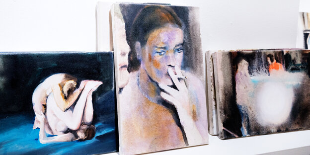 Drei kleine Aquarelle auf einem Regal, darunter eine pornografische Szene und eine rauchende Frau Drei kleine Aquarelle auf einem Regal, darunter eine pornografische Szene und eine rauchende Frau