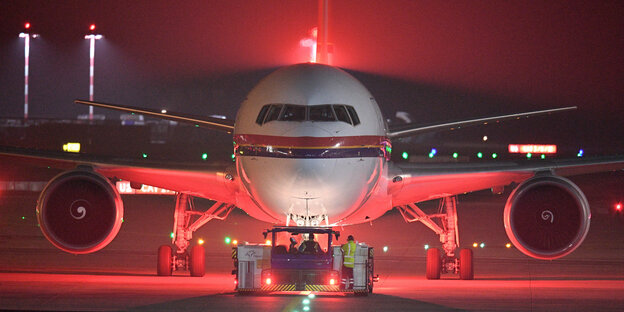 Flugzeug beim starten (drin sind abgelehnte Asylbewerber aus Afghanistan)