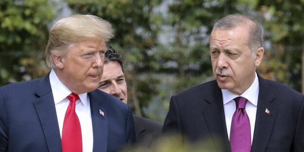 Donald Trump und Recep Tayyip Erdogan gehen redend nebeneinander her Donald Trump und Recep Tayyip Erdogan gehen redend nebeneinander her