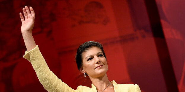 Sahra Wagenknecht hebt eine Hand Sahra Wagenknecht hebt eine Hand