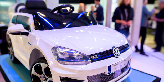 ein weißes Spielzeugauto ein weißes Spielzeugauto