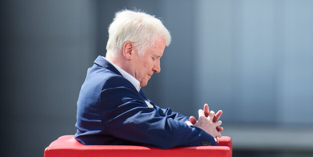 Innenminister Horst Seehofer sitzt auf einem roten Sofa Innenminister Horst Seehofer sitzt auf einem roten Sofa
