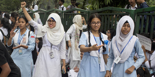 in Bangladeschs Hauptstadt Dhaka stehen Schülerinnen und protestieren in Bangladeschs Hauptstadt Dhaka stehen Schülerinnen und protestieren