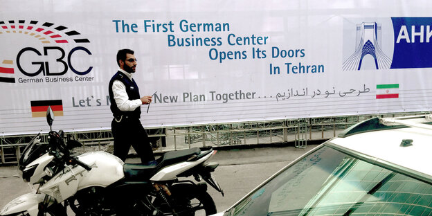 Ein Mann geht in Teheran an einem Plakat vorbei Ein Mann geht in Teheran an einem Plakat vorbei