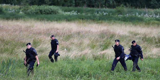 Soldaten laufen über eine Wiese Soldaten laufen über eine Wiese