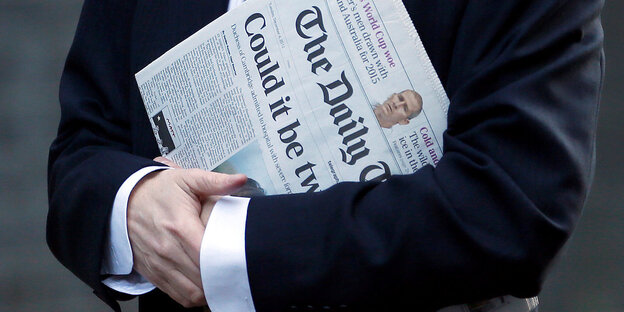 Ein Mann hält den "Daily Telegraph" Ein Mann hält den "Daily Telegraph"