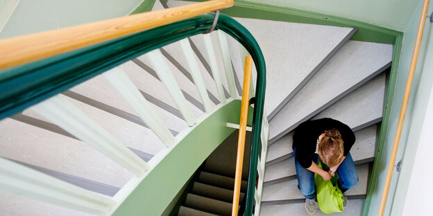 eine Frau sitzt auf Treppe