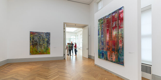 Großer Raum mit zwei Bildern von Gerhard Richter Großer Raum mit zwei Bildern von Gerhard Richter