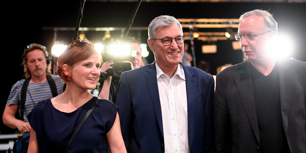 Katja Kipping, Bernd Riexinger und Harald Wolf gehen nebeneinander her Katja Kipping, Bernd Riexinger und Harald Wolf gehen nebeneinander her