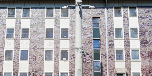 Die Fenster der Zellen der Justizvollzugsanstalt Düsseldorf sind von außen nummeriert Die Fenster der Zellen der Justizvollzugsanstalt Düsseldorf sind von außen nummeriert