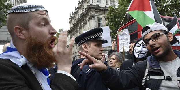 pro-israelische und pro-palästinensische Demonstranten streiten sich pro-israelische und pro-palästinensische Demonstranten streiten sich
