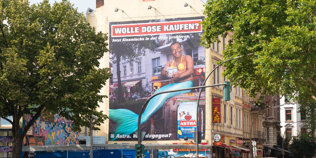 Das kritisierte Werbeplakat der Biermarke Astra an einer Hauswand auf St. Pauli. Das kritisierte Werbeplakat der Biermarke Astra an einer Hauswand auf St. Pauli.