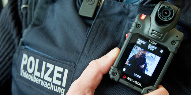 Eine Bodycam an einer Polizeiuniform Eine Bodycam an einer Polizeiuniform