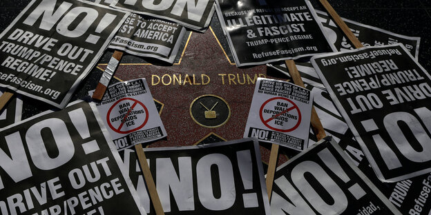 Trumps Hollywood-Stern bedeckt mit NO-Plakaten Trumps Hollywood-Stern bedeckt mit NO-Plakaten