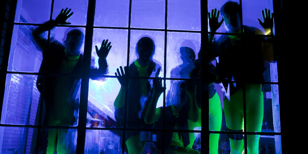 Einige Menschen stehen vor einer blauen Glasscheibe – man kann sie nicht genau erkennen. Es ist die Band 21 Downbeat vom RambaZamba-Theater Einige Menschen stehen vor einer blauen Glasscheibe – man kann sie nicht genau erkennen. Es ist die Band 21 Downbeat vom RambaZamba-Theater