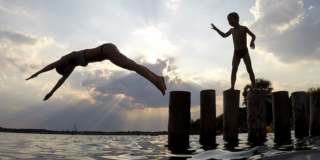 Eine Frau springt in einen See Eine Frau springt in einen See