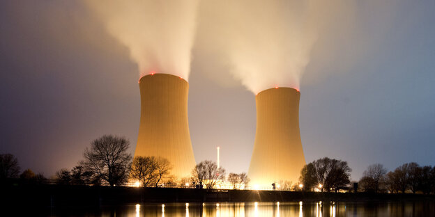 Das Atomkraftwerk Grohnde mit dampfenden Kühltürmen Das Atomkraftwerk Grohnde mit dampfenden Kühltürmen