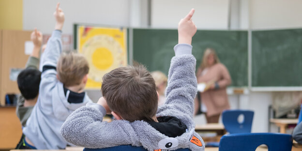 Ein Schüler meldet sich im Unterricht Ein Schüler meldet sich im Unterricht