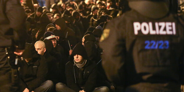 Rechte eingekesselt von der Polizei