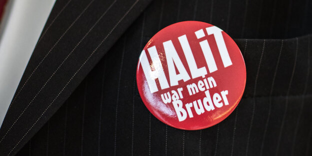 Ein Button auf einem Sakko eines Freundes des vom NSU ermordeten Halit Yozgat. Die Aufschrift darauf: "Halit war mein Bruder" Ein Button auf einem Sakko eines Freundes des vom NSU ermordeten Halit Yozgat. Die Aufschrift darauf: "Halit war mein Bruder"