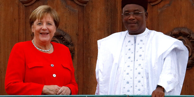 Merkel und Issoufou stehen auf einem Balkon Merkel und Issoufou stehen auf einem Balkon