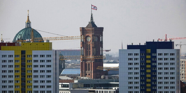 Das Rote Rathaus zwischen zwei Plattenbauten Das Rote Rathaus zwischen zwei Plattenbauten