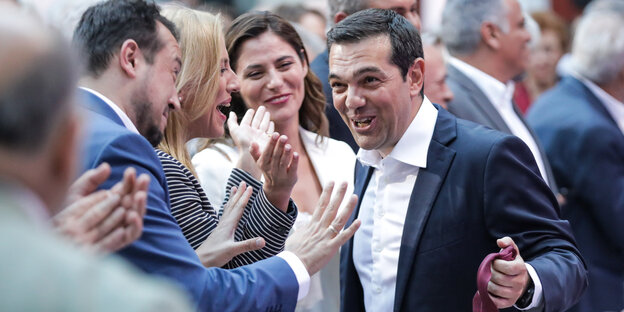 Griechenlands Ministerpräsident Alexis Tsipras lacht mit Anhängern Griechenlands Ministerpräsident Alexis Tsipras lacht mit Anhängern