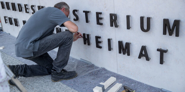 Handwerker befestigen die neue Bezeichnung «Bundesministerium des Innern, für Bau und Heimat» Handwerker befestigen die neue Bezeichnung «Bundesministerium des Innern, für Bau und Heimat»