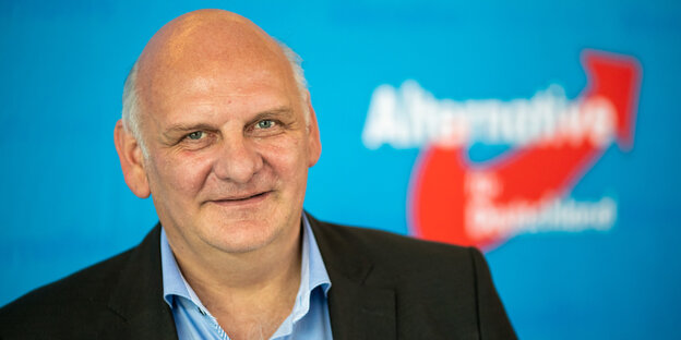 AfD-Politiker Franz Bergmüller vor einem Parteilogo AfD-Politiker Franz Bergmüller vor einem Parteilogo