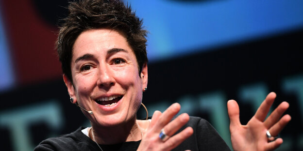 Die Journalistin Dunja Hayali gestikuliert mit den Händen und spricht in ein Headset-Mikrofon Die Journalistin Dunja Hayali gestikuliert mit den Händen und spricht in ein Headset-Mikrofon