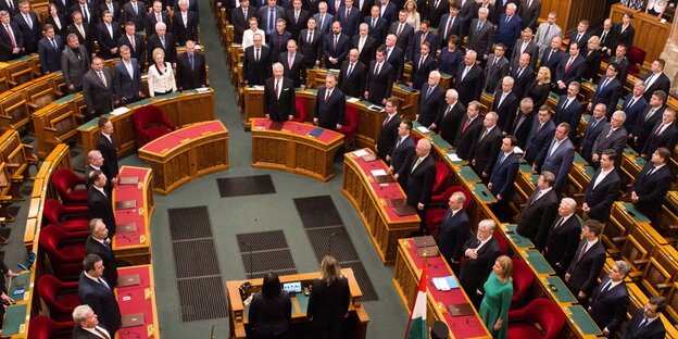 Sehr viele Männer und einige Frauen werden als Minister im neuen Kabinett von Ungarn nach der Parlamentswahl im April vereidigt Sehr viele Männer und einige Frauen werden als Minister im neuen Kabinett von Ungarn nach der Parlamentswahl im April vereidigt