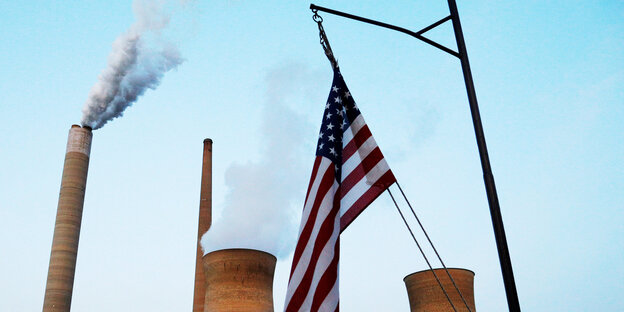Eine Flagge der USA hängt vor einem Kohlekraftwerk Eine Flagge der USA hängt vor einem Kohlekraftwerk