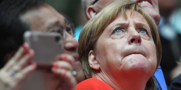 Merkel schaut angestrengt nach oben Merkel schaut angestrengt nach oben