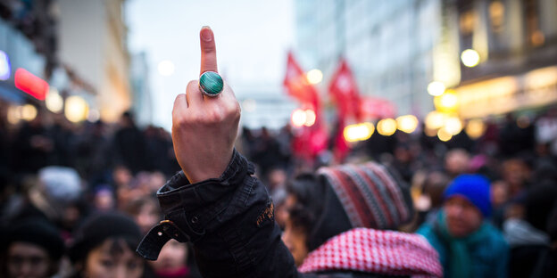 Mittelfinger gegen AfD Aufmarsch Mittelfinger gegen AfD Aufmarsch