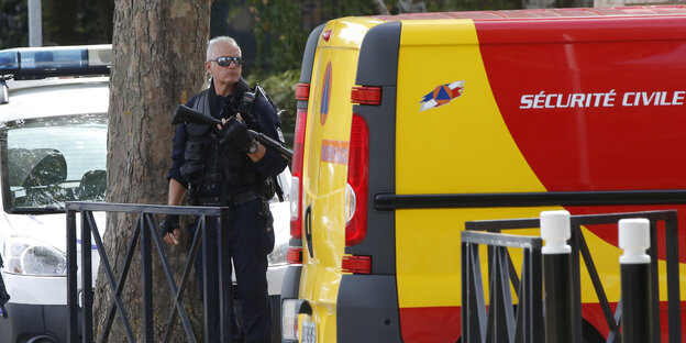 Ein französischer Polizist patroulliert an der Stelle der Messerattacke in Trappes nahe Paris Ein französischer Polizist patroulliert an der Stelle der Messerattacke in Trappes nahe Paris