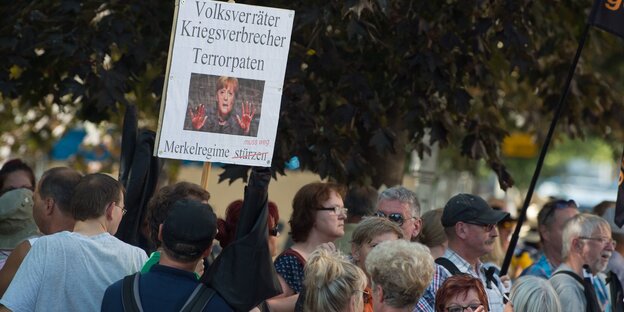 Demonstranten mit "Merkel muss weg"-Transparent Demonstranten mit "Merkel muss weg"-Transparent