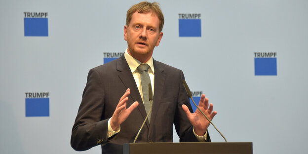 Sachsen Ministerpräsident Michael Kretschmer redet an einem Pult. Sachsen Ministerpräsident Michael Kretschmer redet an einem Pult.