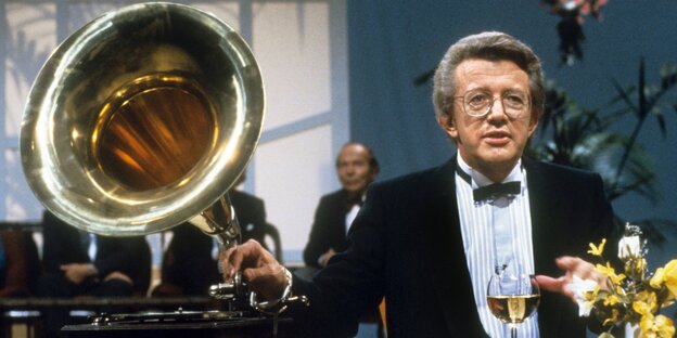 Dieter Thomas Heck und ein Grammophon Dieter Thomas Heck und ein Grammophon