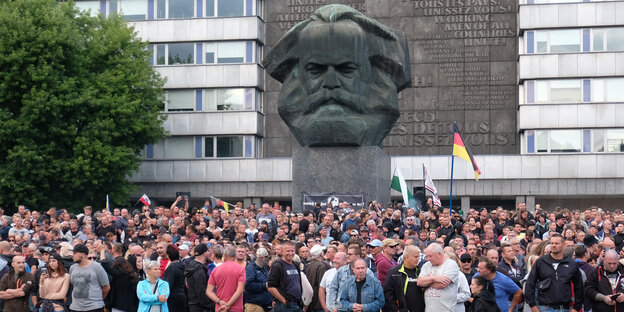 Vor dem Karl-Marx-Denkmal in Chemnitz steht eine große Menschenmenge Vor dem Karl-Marx-Denkmal in Chemnitz steht eine große Menschenmenge