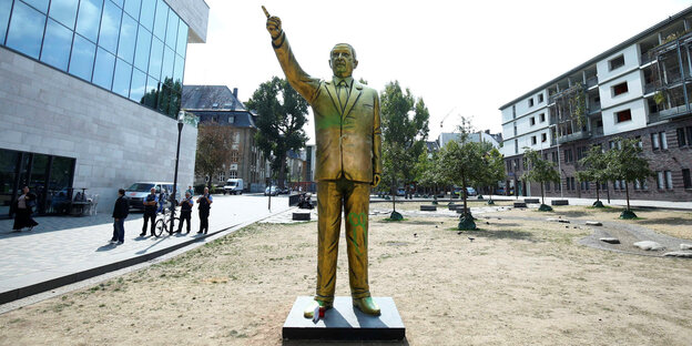 Eine goldene Erdoğan-Statue mit erhobenem Arm und Zeigefinger Eine goldene Erdoğan-Statue mit erhobenem Arm und Zeigefinger
