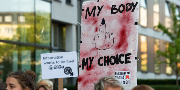 Ein Schild mit einem Mittelfinger und dem Spruch "My Body My Choice" Ein Schild mit einem Mittelfinger und dem Spruch "My Body My Choice"