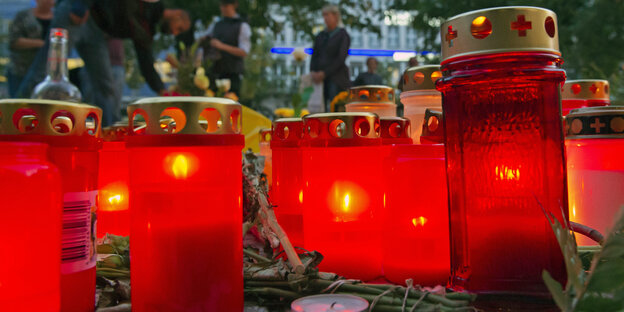 Brennende rote Trauerkerzen auf dem Straßenpflaster in Chemnitz Brennende rote Trauerkerzen auf dem Straßenpflaster in Chemnitz