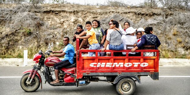 Migranten auf eine kleinen dreirädrigen Transporter Migranten auf eine kleinen dreirädrigen Transporter