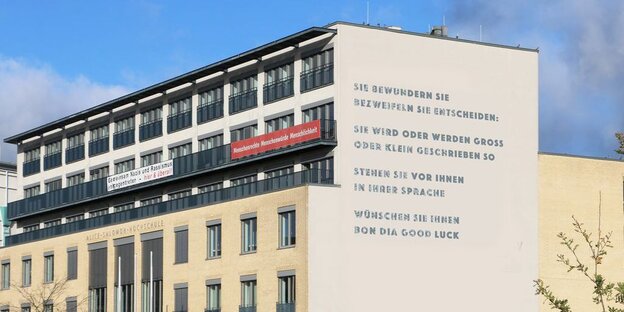 Die Fassade der Alice-Salomon-Hochschule in Berlin mit einem Gedicht von Barbara Köhler Die Fassade der Alice-Salomon-Hochschule in Berlin mit einem Gedicht von Barbara Köhler