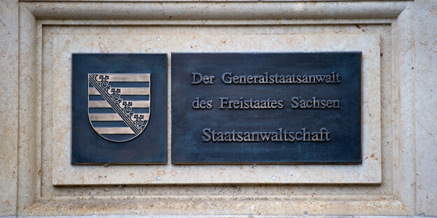 Ein Schild an einer Hauswand Ein Schild an einer Hauswand