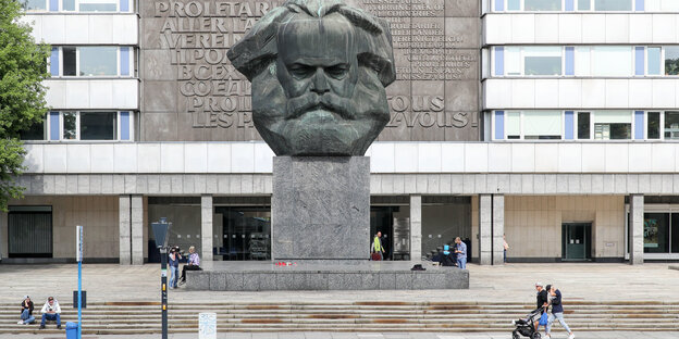 Das Karl-Marx-Denkmal in der Innenstadt von Chemnitz Das Karl-Marx-Denkmal in der Innenstadt von Chemnitz