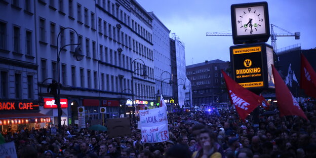 Viele Leute auf einem Platz Viele Leute auf einem Platz